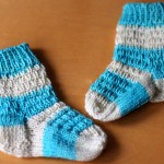 Gestrickte Socken für Babyfüße