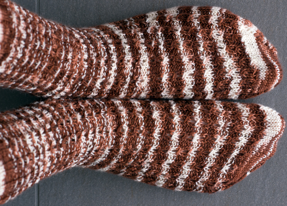 Socken mit eingestricktem Muster by the cookingknitter.com
