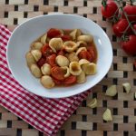Lauwarmer Tomaten-Nudelsalat